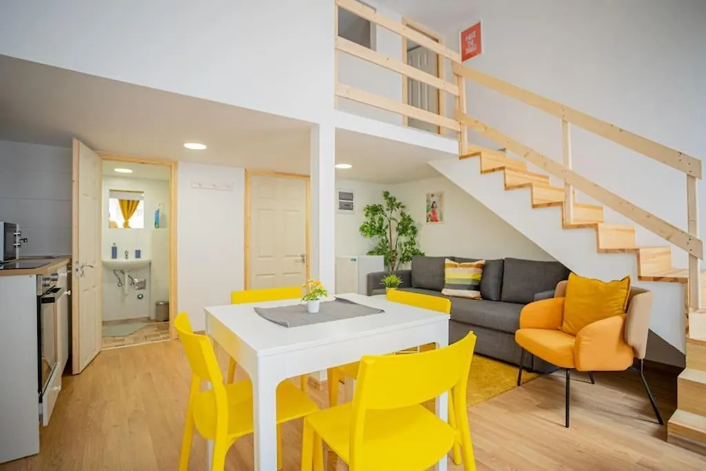 Two Bedroom Gallery Flat In The Akacfa Str. 布达佩斯